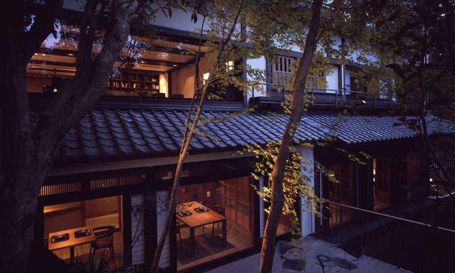 本厨房と客席をｵｰﾌﾟﾝｷｯﾁﾝで接続する