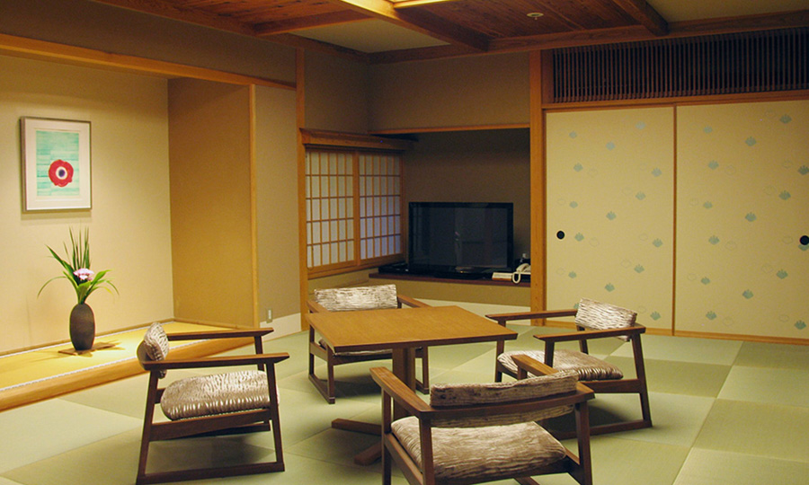 山の自然を楽しめる開放的な客室