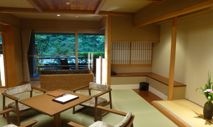 山の自然を楽しめる開放的な客室
