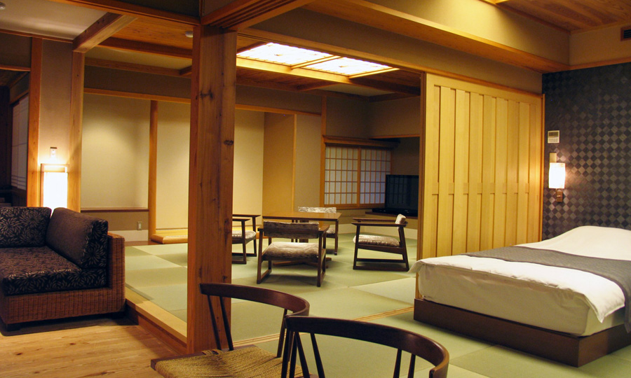 山の自然を楽しめる開放的な客室