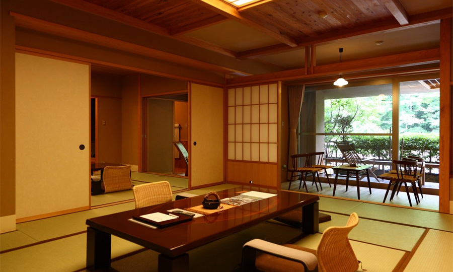 山の自然を楽しめる開放的な客室