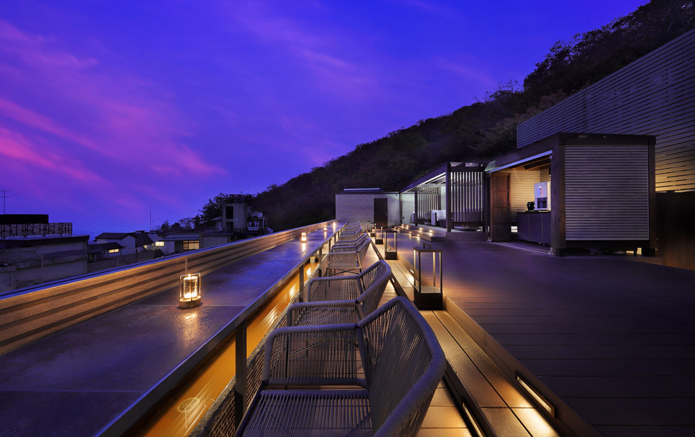 温泉街と見下ろす階段展望テラス