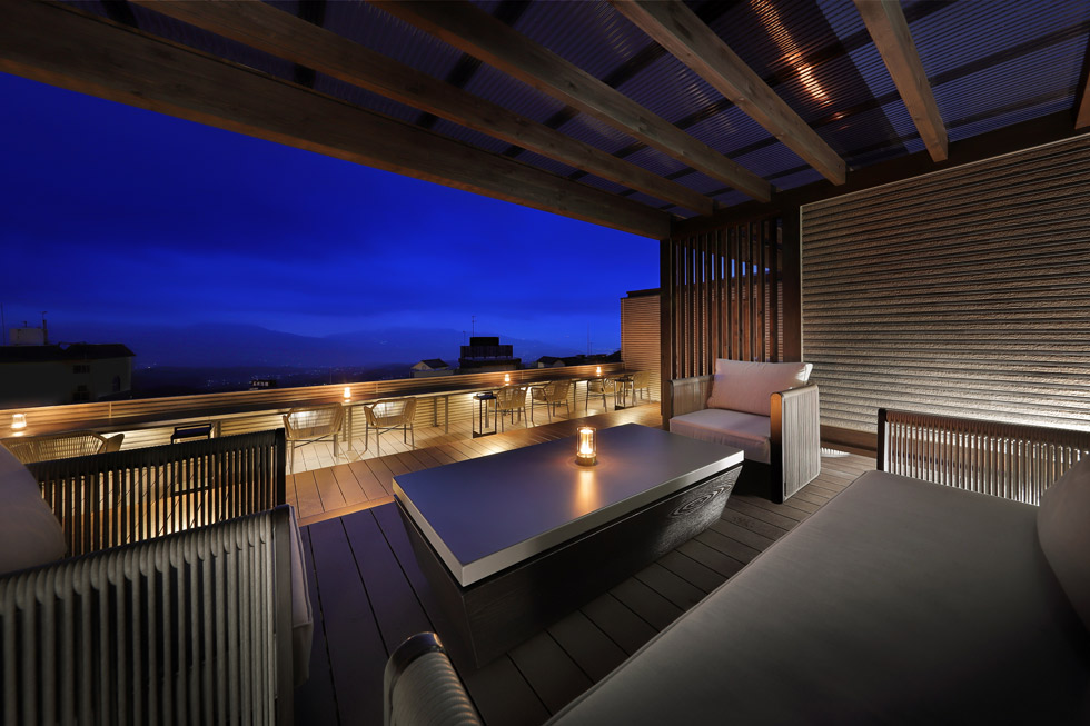 温泉街と見下ろす階段展望テラス