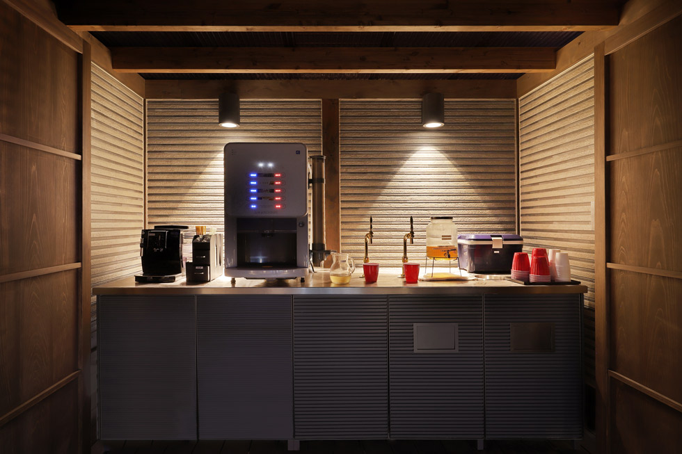 温泉街と見下ろす階段展望テラス