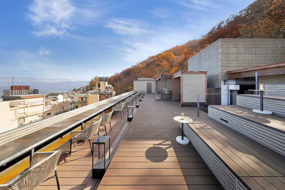 温泉街と見下ろす階段展望テラス