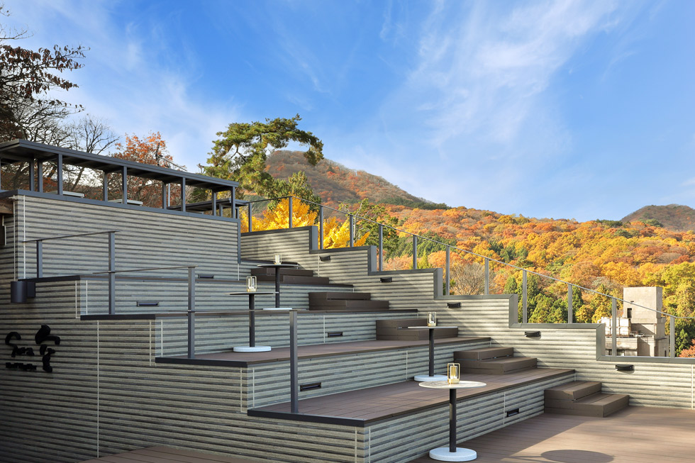 温泉街と見下ろす階段展望テラス