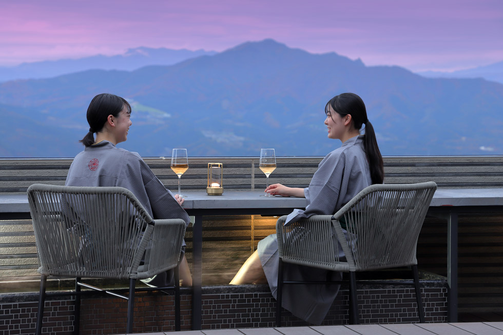 温泉街と見下ろす階段展望テラス