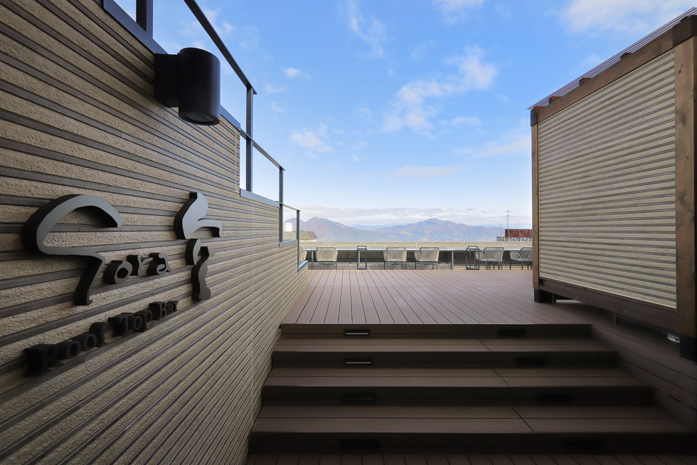 温泉街と見下ろす階段展望テラス