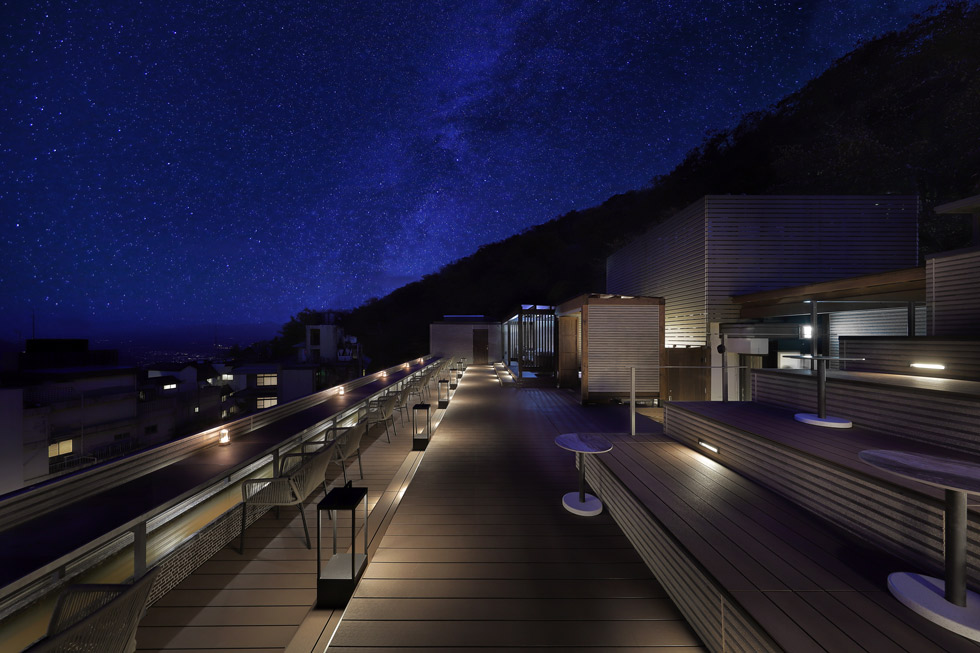 温泉街と見下ろす階段展望テラス