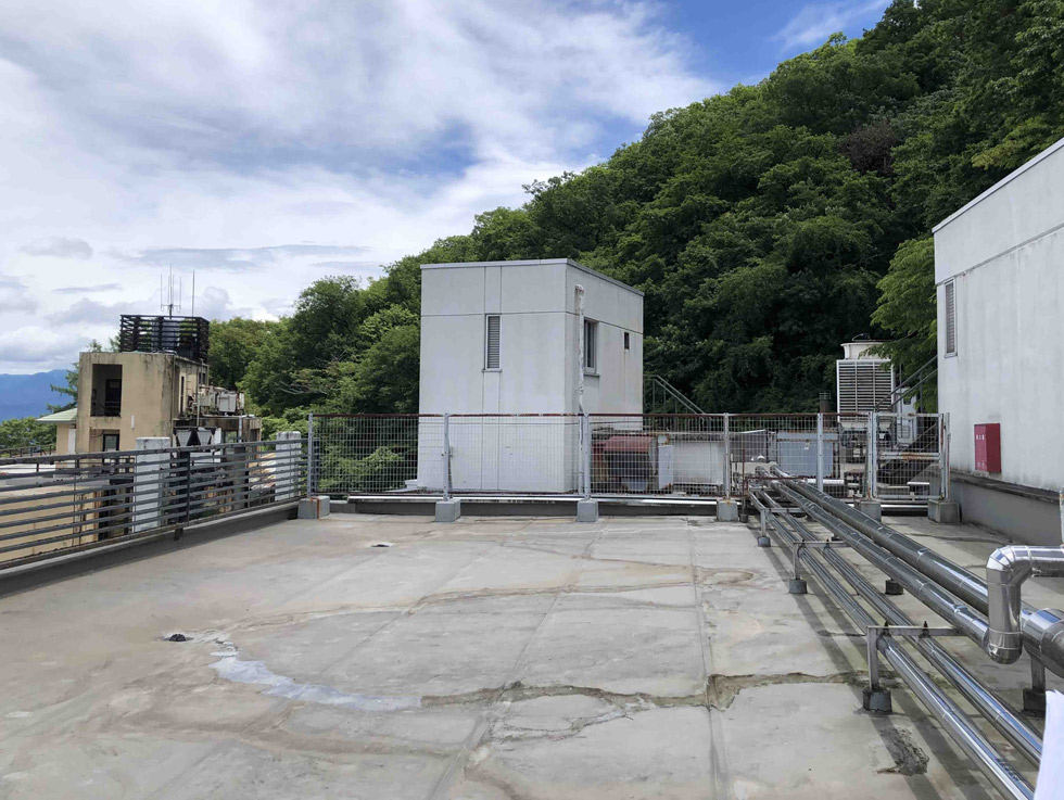 温泉街と見下ろす階段展望テラス