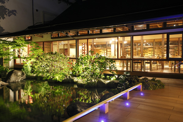 既存小屋組みを活かした大空間ダイニング