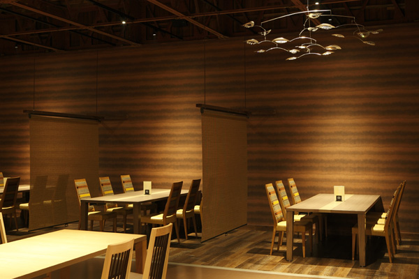 既存小屋組みを活かした大空間ダイニング