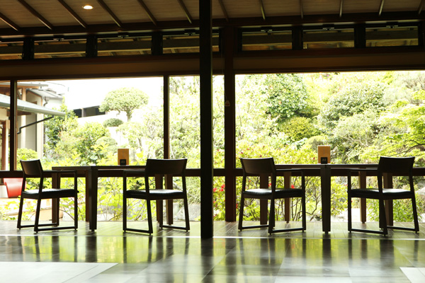 既存小屋組みを活かした大空間ダイニング