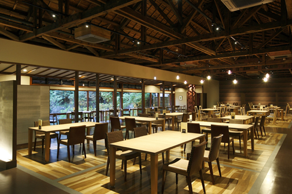 既存小屋組みを活かした大空間ダイニング