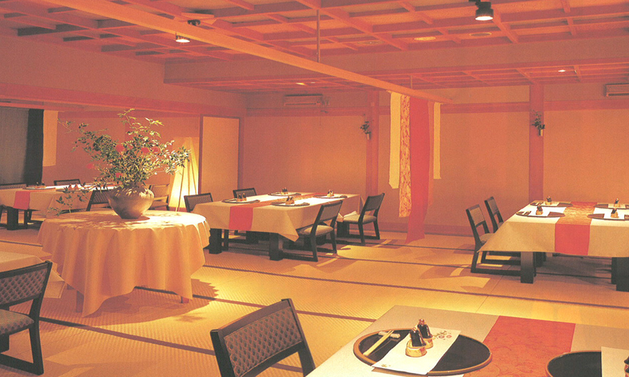 賑やかさを残しつつ、プライベート感を高めたお食事処