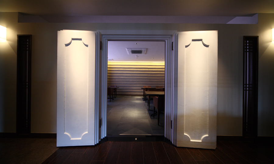 周囲の歴史的街並みを取り込んだダイニングスペース