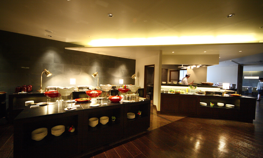 周囲の歴史的街並みを取り込んだダイニングスペース