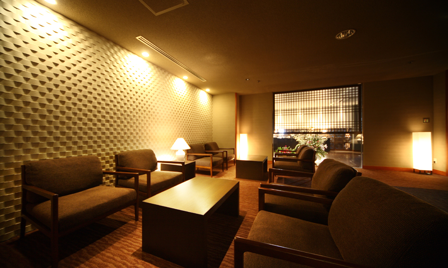 周囲の歴史的街並みを取り込んだダイニングスペース