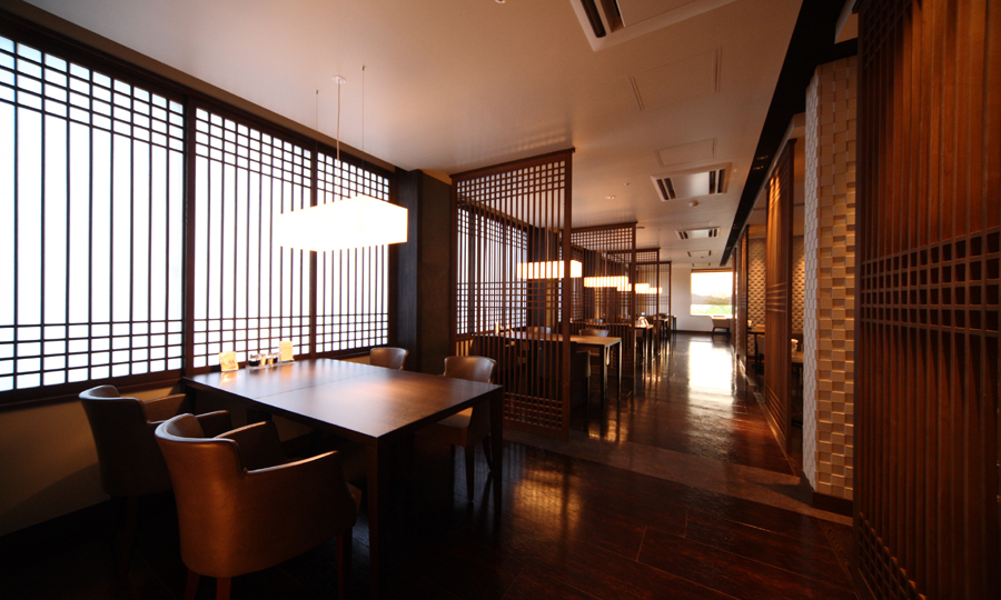 周囲の歴史的街並みを取り込んだダイニングスペース