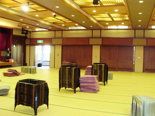 周囲の歴史的街並みを取り込んだダイニングスペース