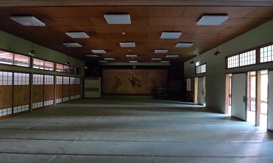 既存小屋組みを活かした大空間ダイニング