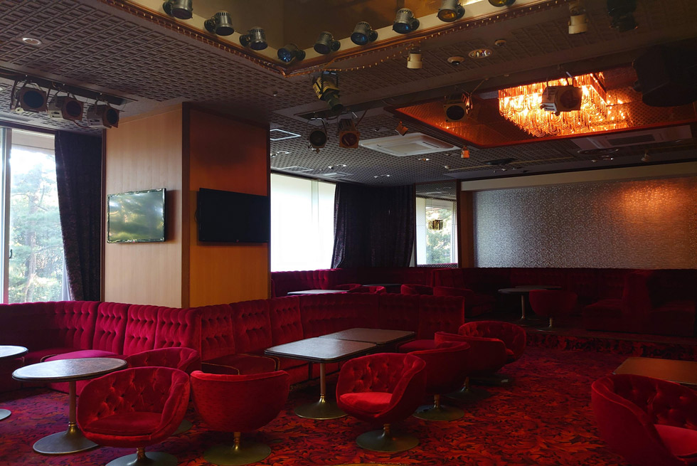 遊休スペースを大人のためのラウンジへ