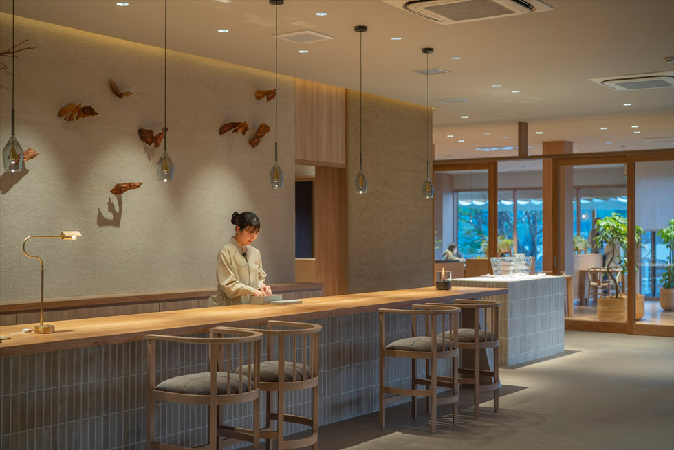 湖の景色と光を取り込む空間