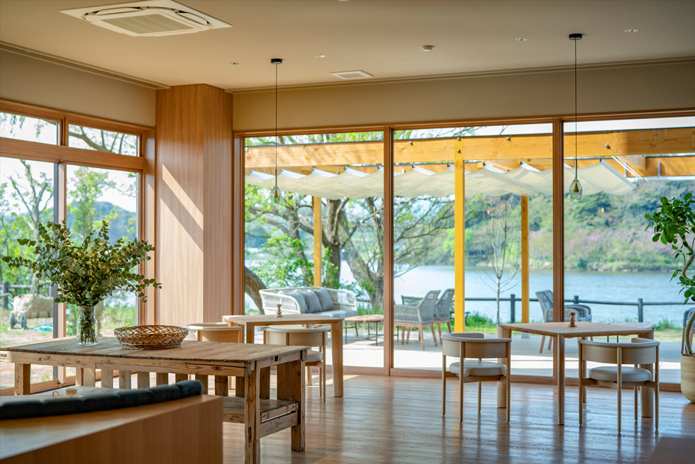 湖の景色と光を取り込む空間