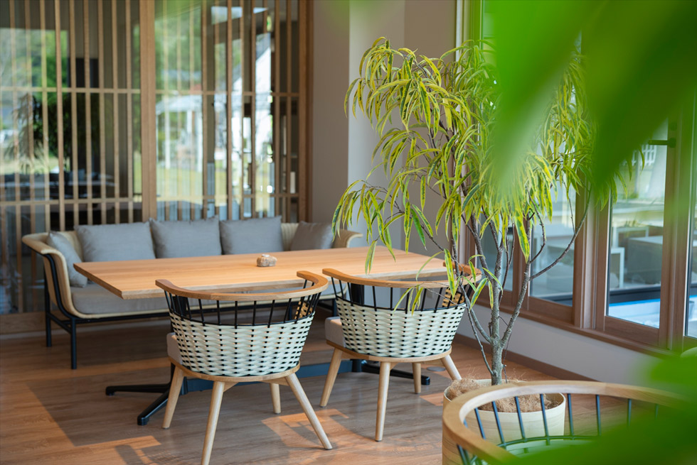 湖の景色と光を取り込む空間