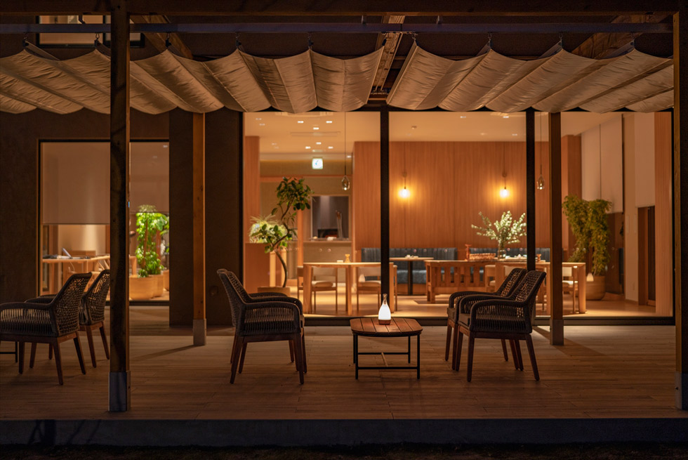 湖の景色と光を取り込む空間