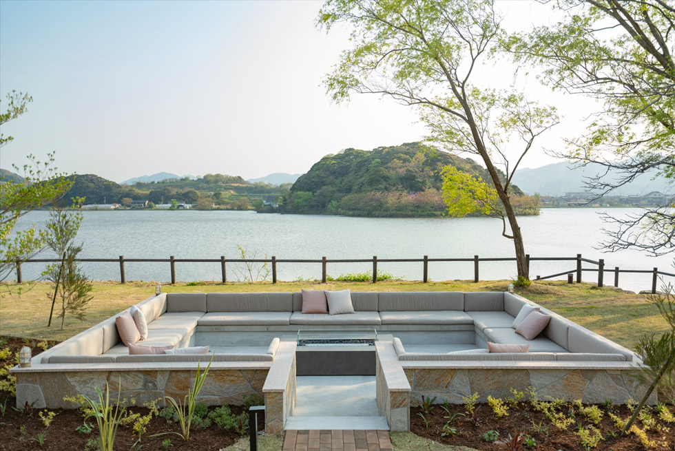 湖の景色と光を取り込む空間