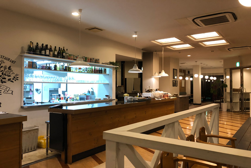 湖の景色と光を取り込む空間