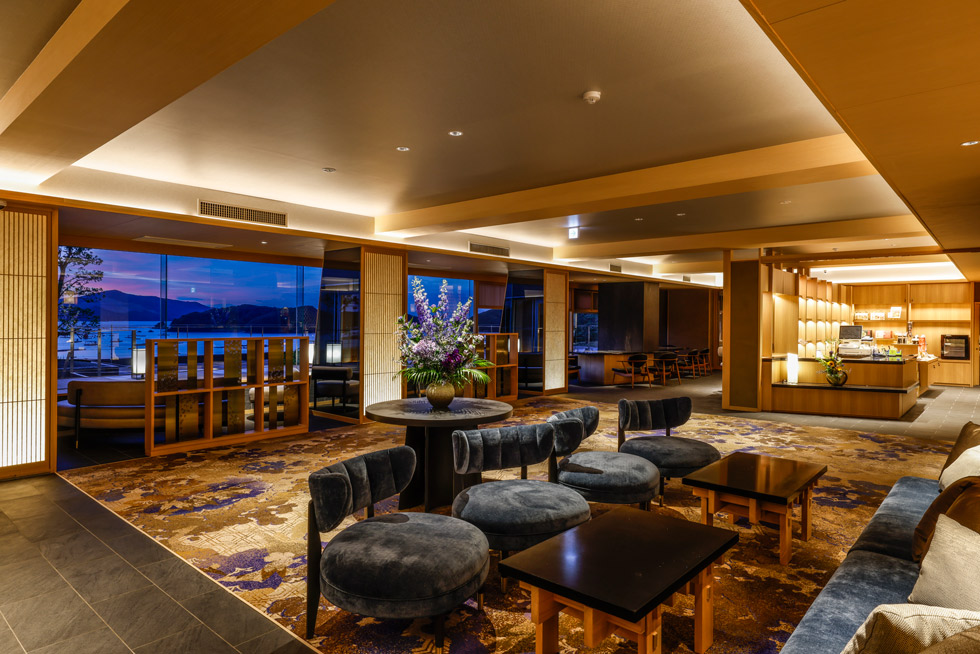 夕暮れの波音を感じる、花が舞う空間