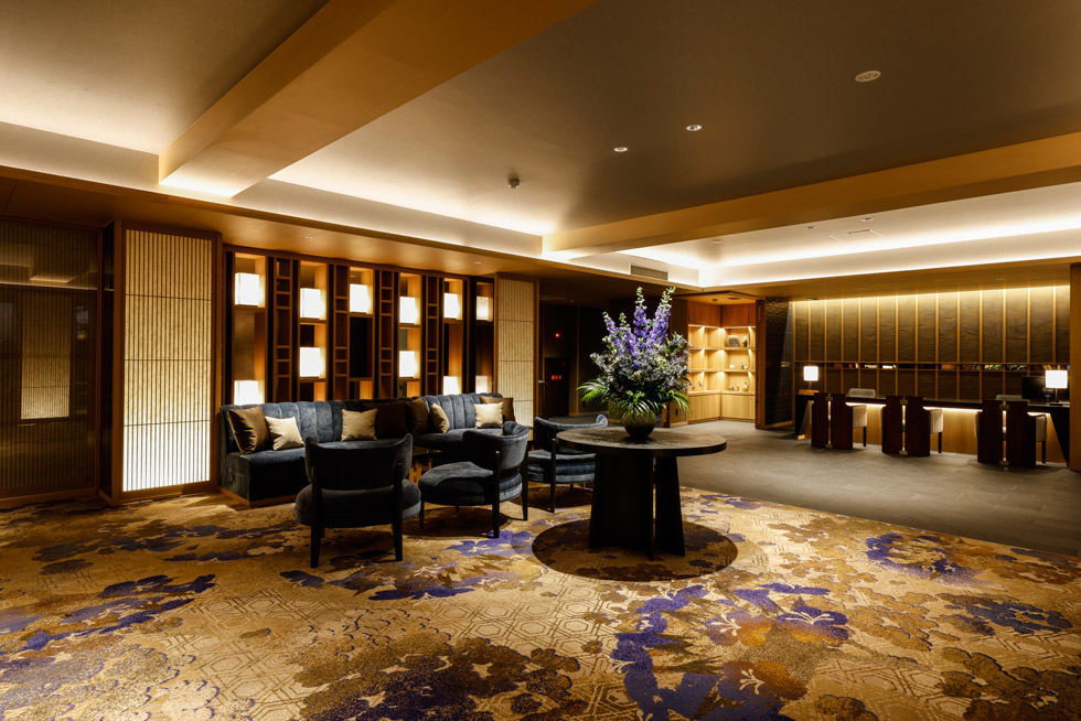 夕暮れの波音を感じる、花が舞う空間