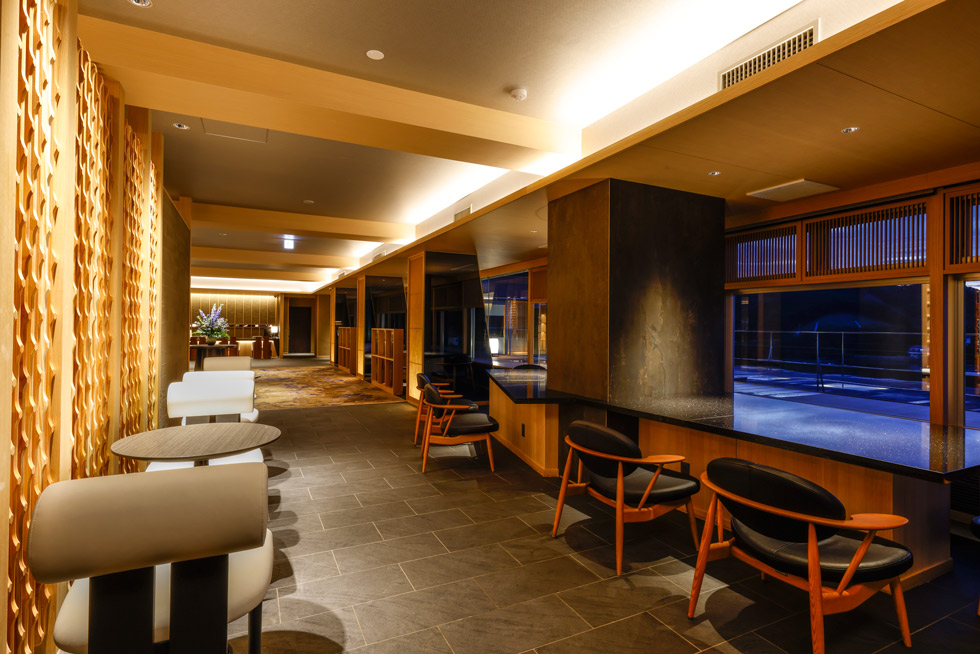 夕暮れの波音を感じる、花が舞う空間