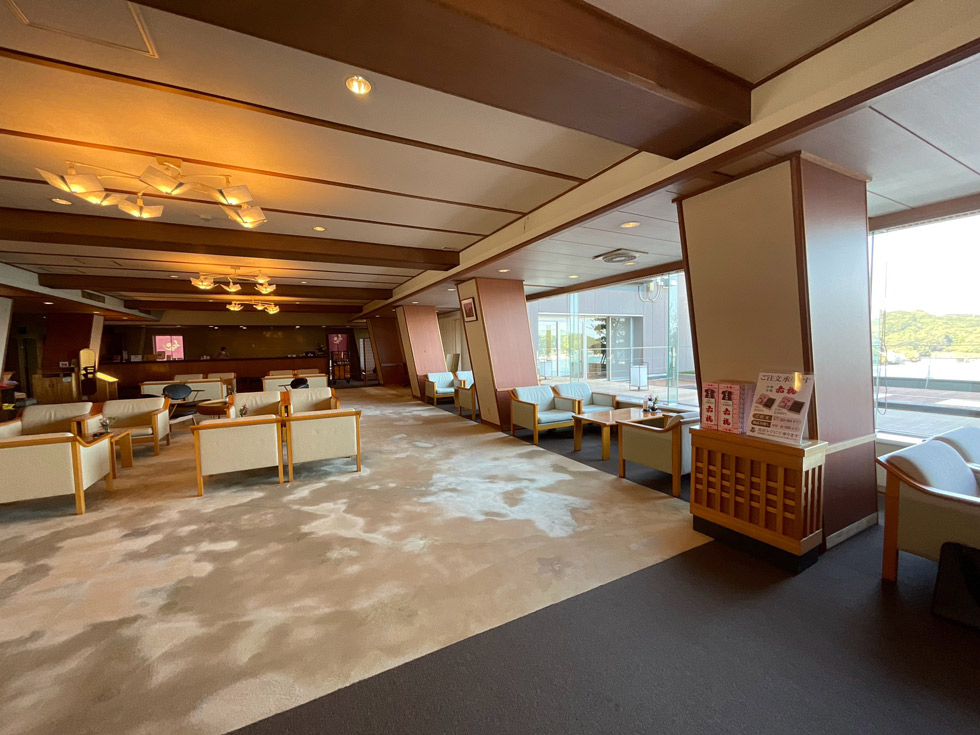 夕暮れの波音を感じる、花が舞う空間